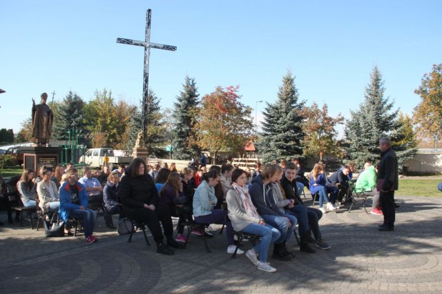 Uroczysty apel przed pomnikiem św. Jana Pawła II